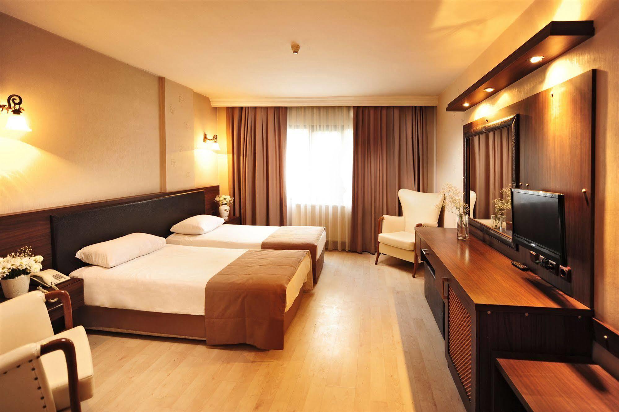 Uestuen Hotel Alsancak İzmir Extérieur photo